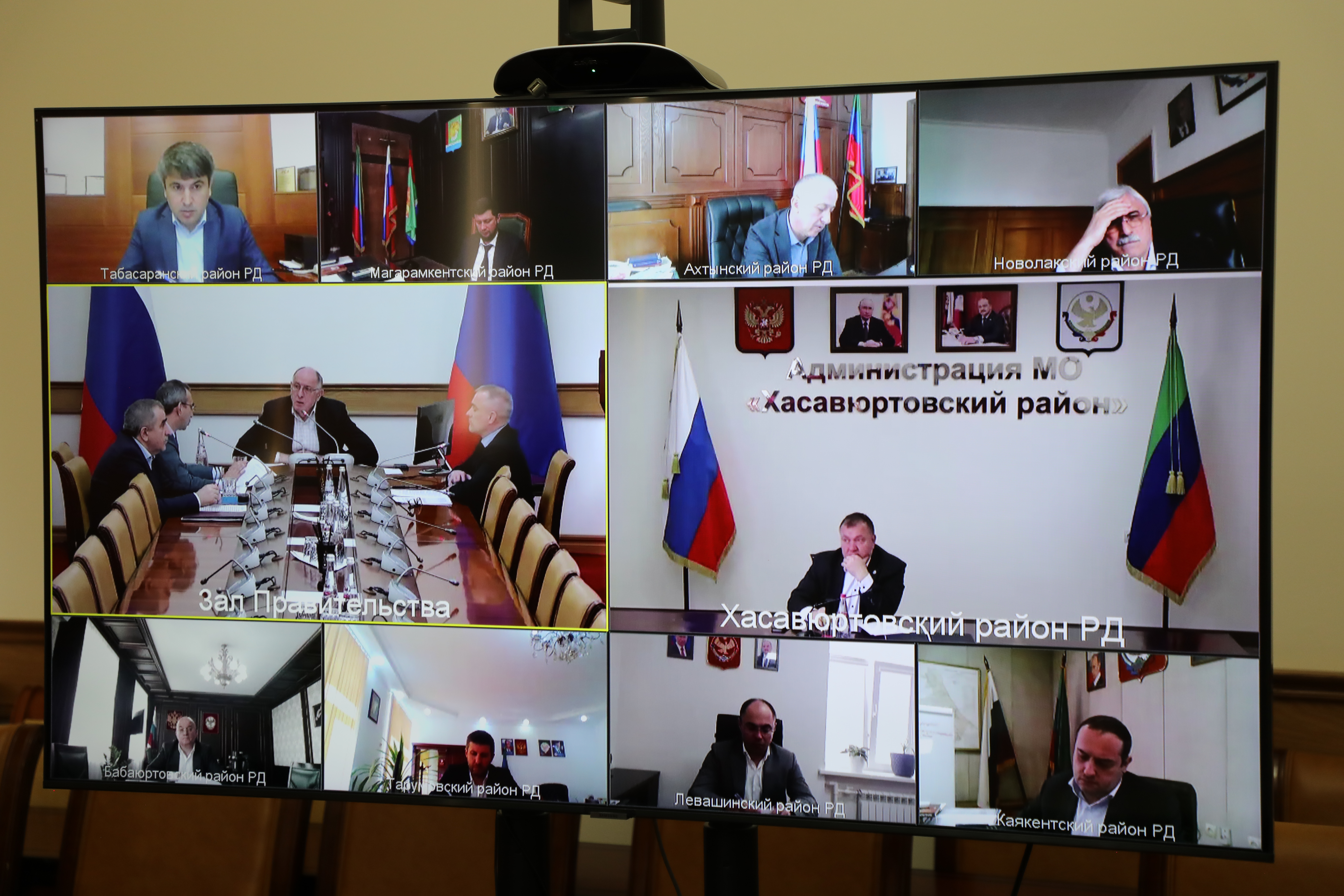 Абдулмуслим Абдулмуслимов провел встречу с директором Управления Федеральной почтовой связи РД Русланом Алибеговым